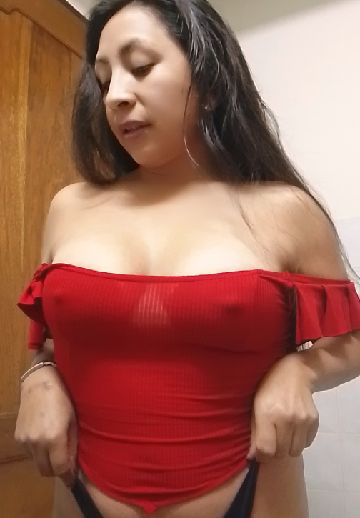 cachonda, an adult member from Bolivia, in a relaxed candid portrait